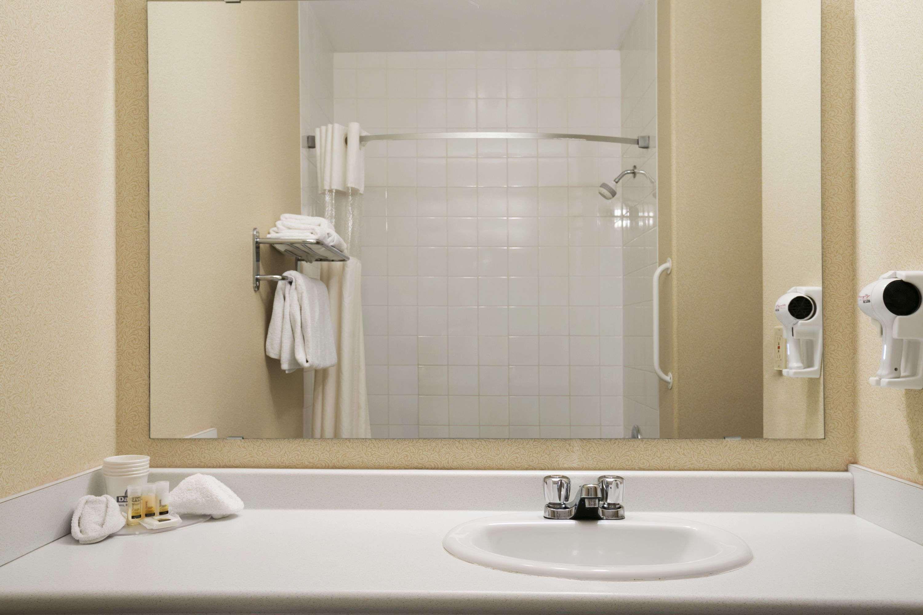 Days Inn By Wyndham Moose Jaw Εξωτερικό φωτογραφία