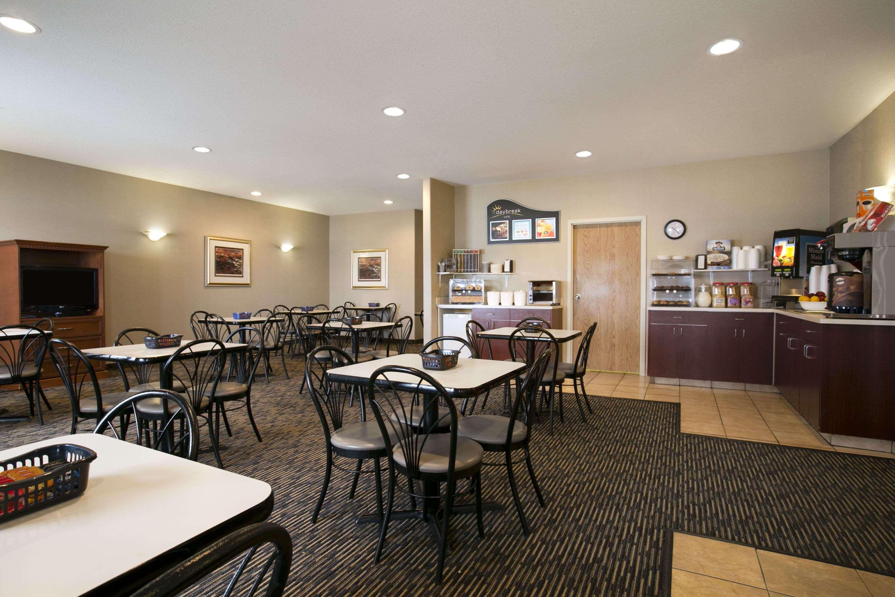 Days Inn By Wyndham Moose Jaw Εξωτερικό φωτογραφία