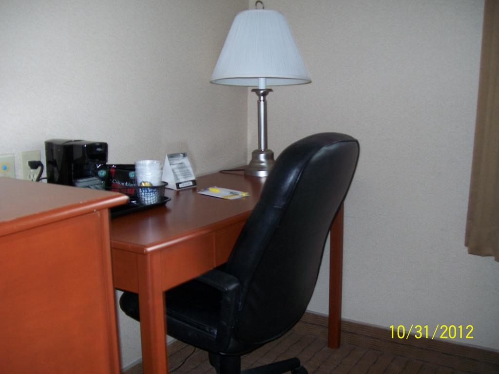 Days Inn By Wyndham Moose Jaw Εξωτερικό φωτογραφία