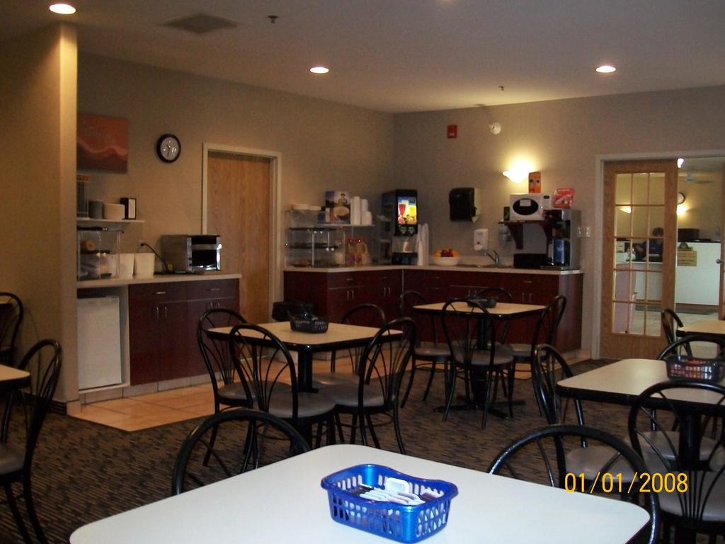 Days Inn By Wyndham Moose Jaw Εξωτερικό φωτογραφία